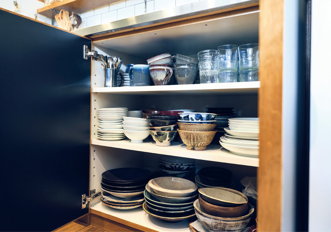 並びきらない食器は棚の中にまとめて収納し、気分や季節で交替。