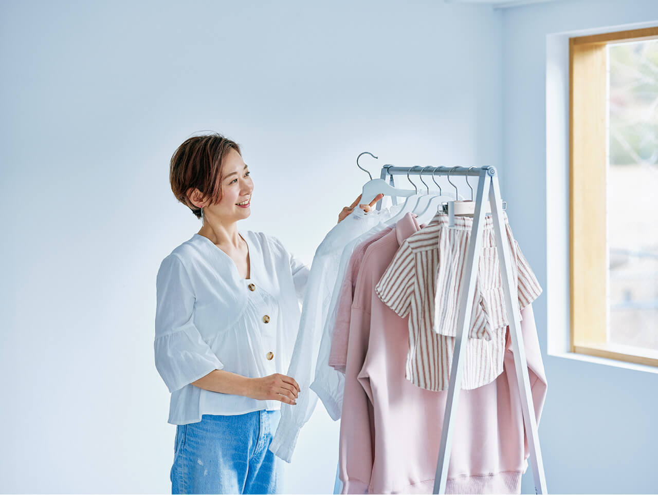 (ラックにかけた衣装)ストライプシャツ・ストライプパンツ(ともに子ども用)(各)¥8250/ライリー アンド クルー表参道店(ライリー アンド クルー) フーディ¥6435/ミテ モデル/海老澤 舞(LEEキャラクター)