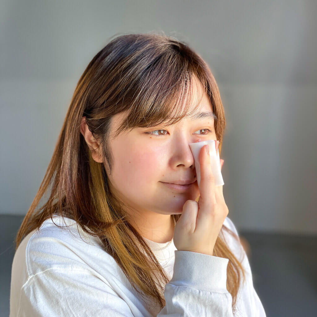 毛穴が気になるTゾーンや鼻のまわりに当ててみました。さっぱりとした使用感のローションで、使い心地も◎。 肌がサラッとして、毛穴づまり改善への期待が高まります。