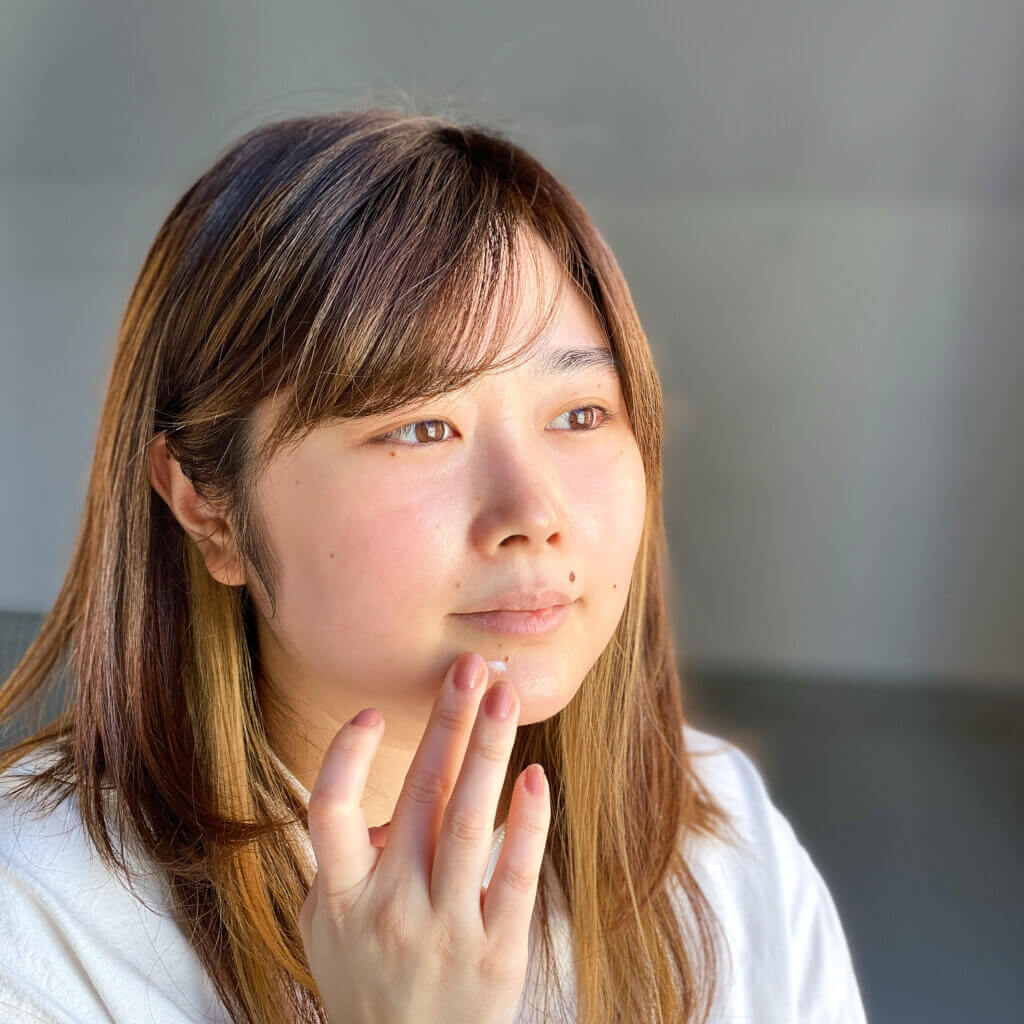 顔全体にも使えますが、あごや口まわりへの使用がおすすめとのことで、マスク生活でポツポツが気になる口まわりにつけてみました。肌に塗ると透明になるので、塗ってからメイクもOK。刺激などもなく、さらっとしてベタつき感もなし。