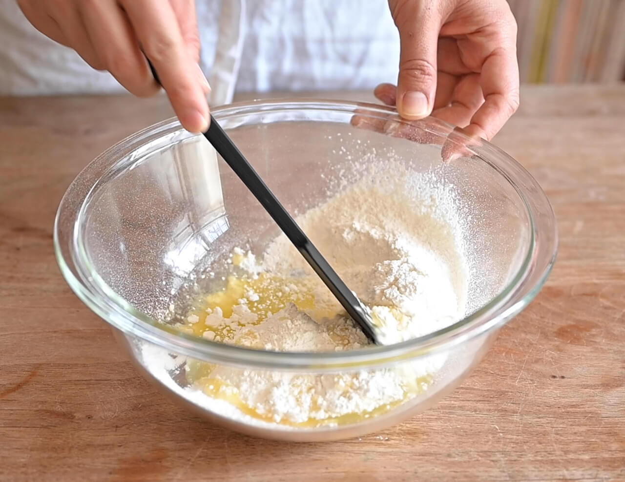 １の溶かしバターを加え、粉が馴染むまで、ヘラなどでさっくりと混ぜる。