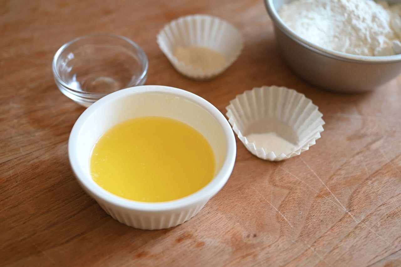 バターは湯煎か、レンジで溶かしておく。