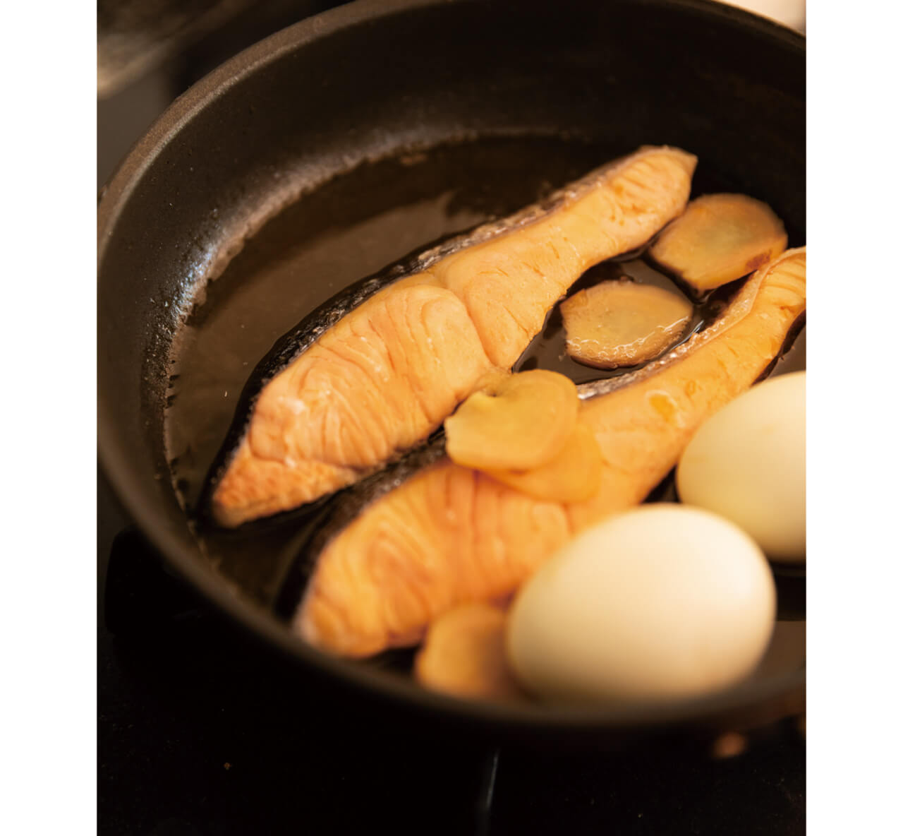塩ザケを「下処理が済んだ魚」と考えれば、いろんな料理に応用可。酢としょうがと一緒に煮ると、くさみも取れ、風味もアップ。