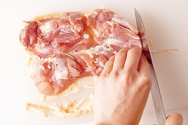 鶏肉の余分な脂肪とすじを切る写真：【絶対失敗しない】「唐揚げ」レシピ／重信初江さん