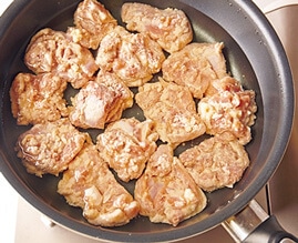 揚げ油が低温の状態で鶏肉を並べたときのフライパン画像：【絶対失敗しない】「唐揚げ」レシピ／重信初江さん