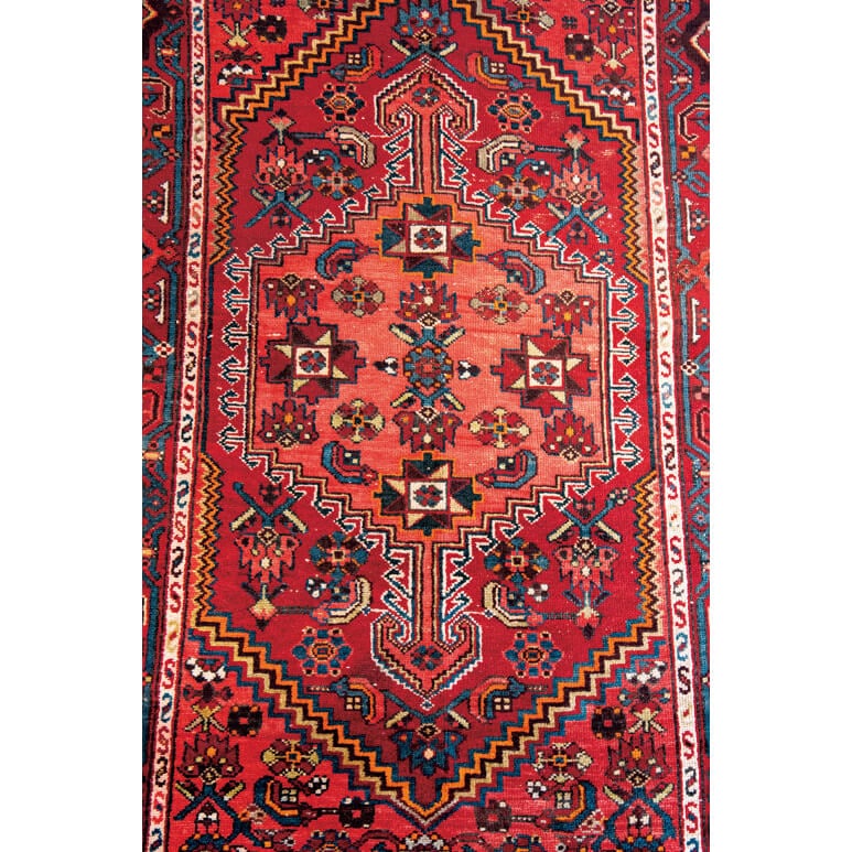 イランのバクティアリ族によるパイル織り。定住民族で市場で糸を入手しやすいため色鮮やかで華やかな印象