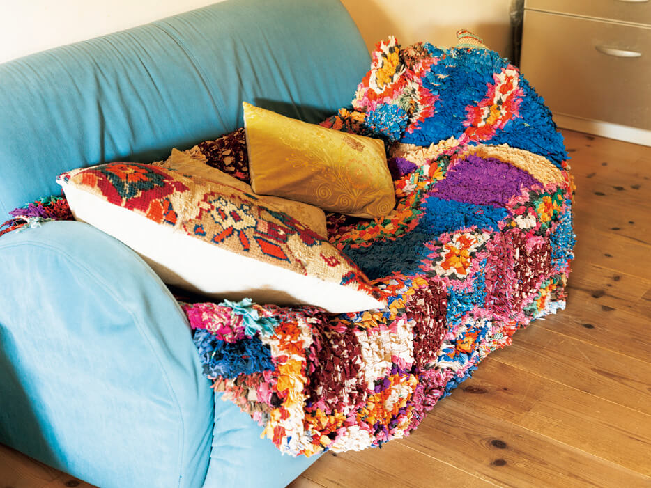 ソファにはアクセントとして、服の端切れを素材にしたモロッコのボ・シャルウィットを。