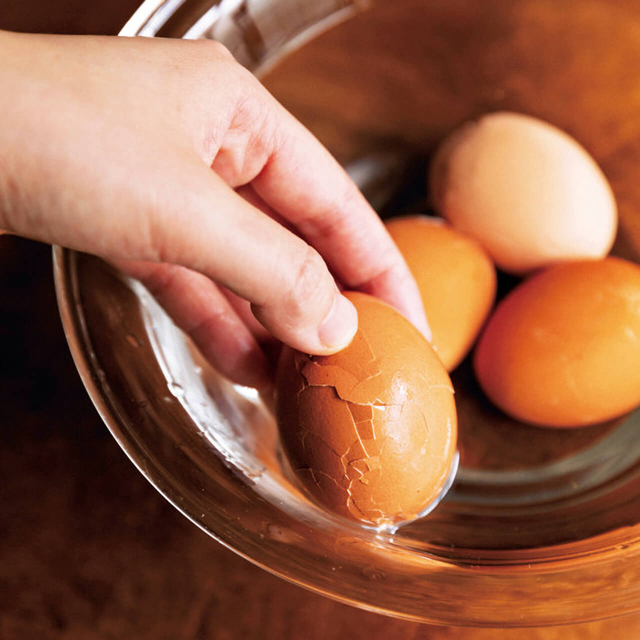 ゆで卵をきれいにむく方法2
