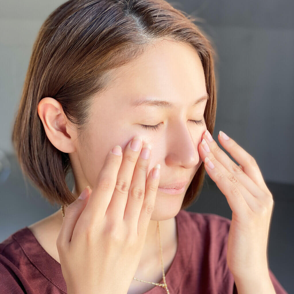 顔全体になじませると、素早く浸透。毛穴がとくに気になるＴゾーンや、鼻の横の頬には入念につけてみましたが、美容液が肌表面にベタベタ残る感じがなく、気持ちのいいつけ心地！