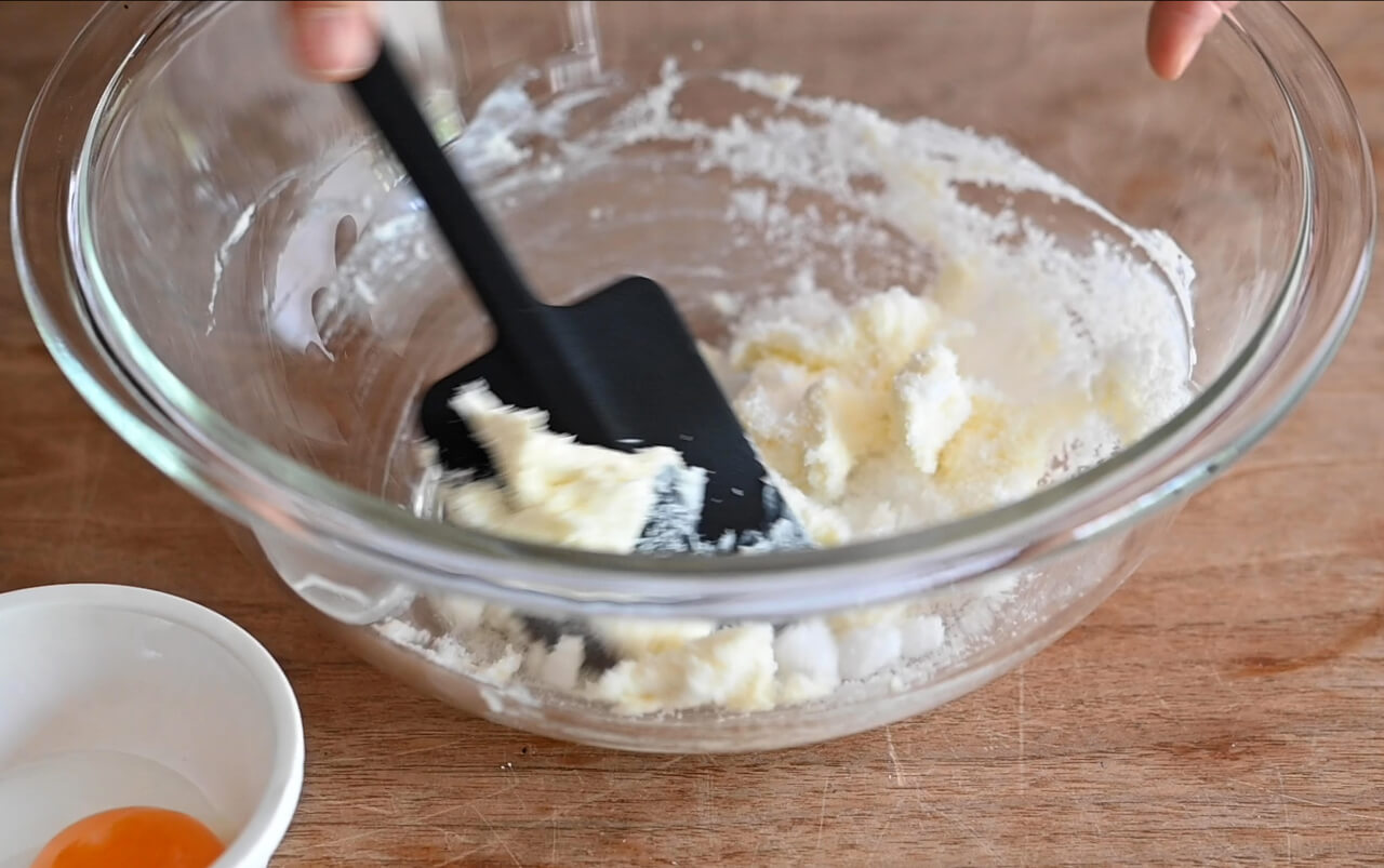 柔らかく練ったクリームチーズに砂糖を混ぜ合わせる