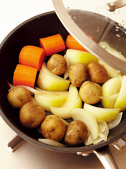 野菜をフライパンで蒸し焼きにする画像：【フライパンひとつ】「ゴロゴロカレー」レシピ／渡辺麻紀さん