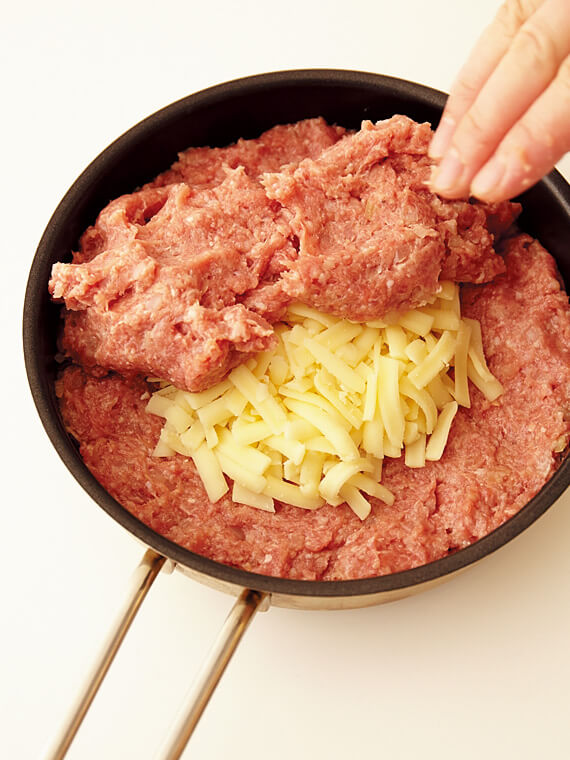 肉ダネをフライパンに重ねていく画像：【フライパンひとつ】「でかバーグ」レシピ／渡辺麻紀さん