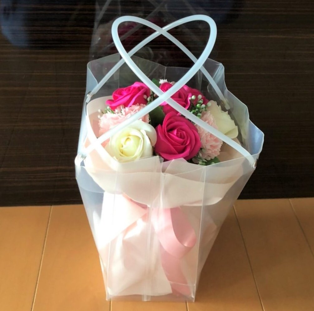 母からのメールで、私たちから母の日に送ったお花の写真です。袋に入ったままの状態の写真を送ってきたのがなんとも母らしくて好きな写真です（笑）