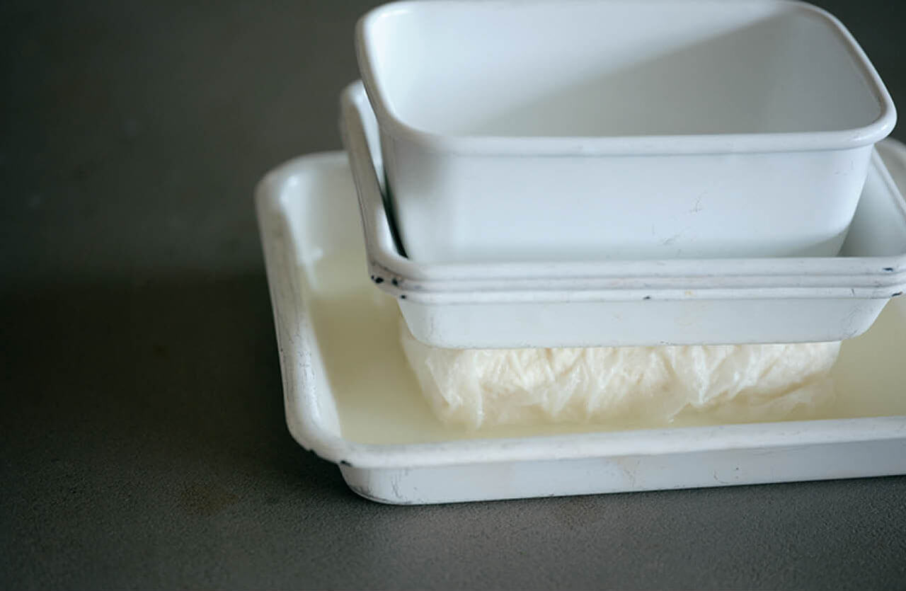 白和えは豆腐を倍の重さの重石で、30分水きりする