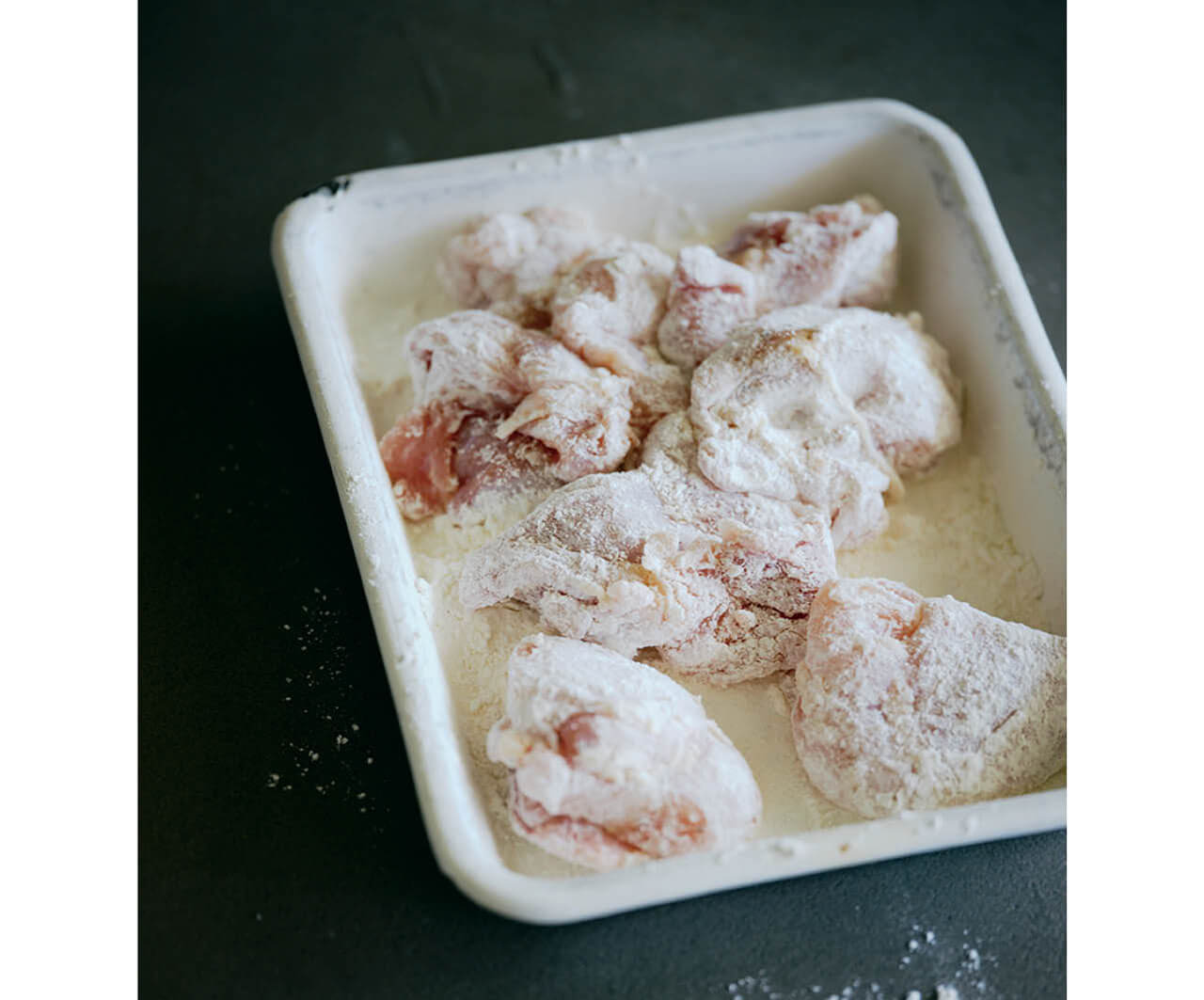 ホワイトシチューは鶏肉に塩と小麦粉をまぶして炒め、白ワインと水、牛乳でのばせば作れる