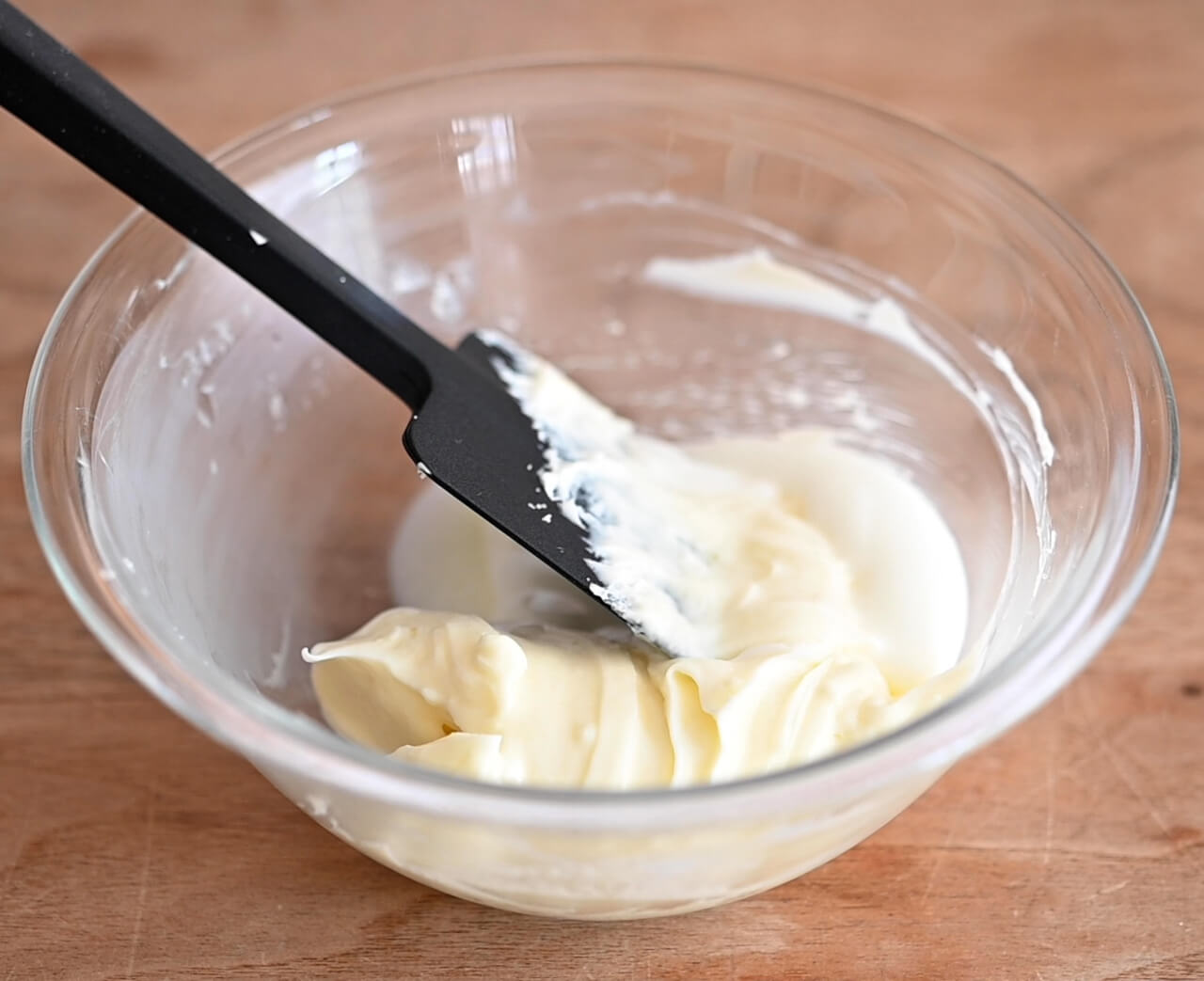 4. クリームチーズを室温に戻し、ボウルに入れてクリーム状になるまで混ぜ、ヨーグルト、砂糖を加え混ぜ合わせる。