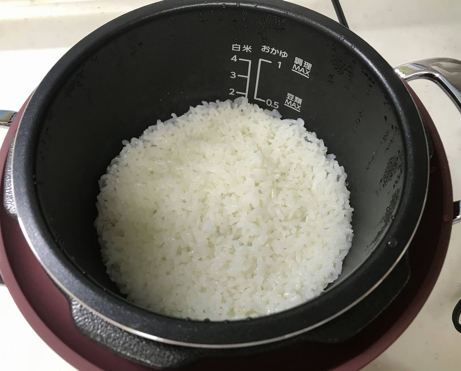 2合の白米が炊き上がった様子。
