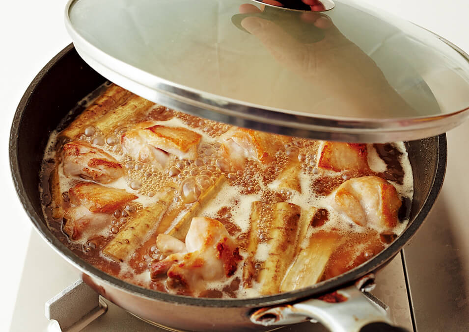 フライパンで炒めた鶏肉とごぼうを煮込む写真：フライパンで「鶏ごぼうのさっぱり煮」レシピ／小林まさみさん