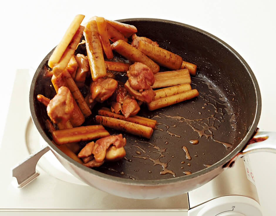 ごぼうと鶏肉をフライパンで炒める写真：フライパンで「鶏ごぼうのさっぱり煮」レシピ／小林まさみさん