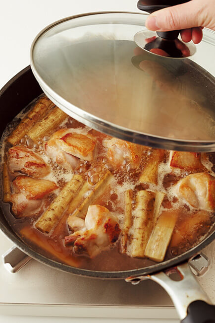 フライパンを使って炒め煮の仕上げを行う画像：フライパンで「鶏ごぼうのさっぱり煮」レシピ／小林まさみさん