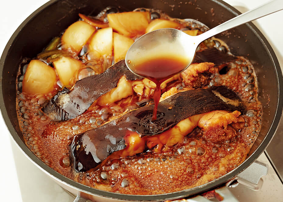 フライパンで魚を煮つける画像：フライパンで「カレイの煮つけ」レシピ／小林まさみさん