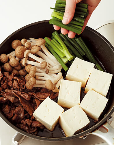 フライパンに材料を並べる写真：フライパンで「肉豆腐」レシピ／小林まさみさん