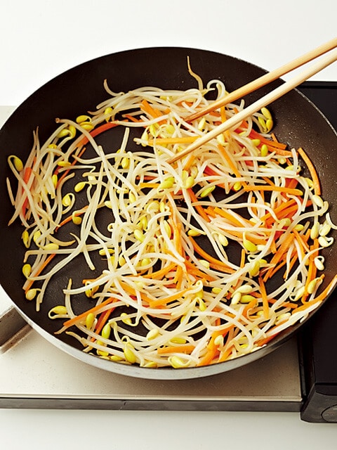 フライパンで野菜を炒める写真：フライパンひとつで「韓国風焼きビビンバ」レシピ／きじまりゅうたさん