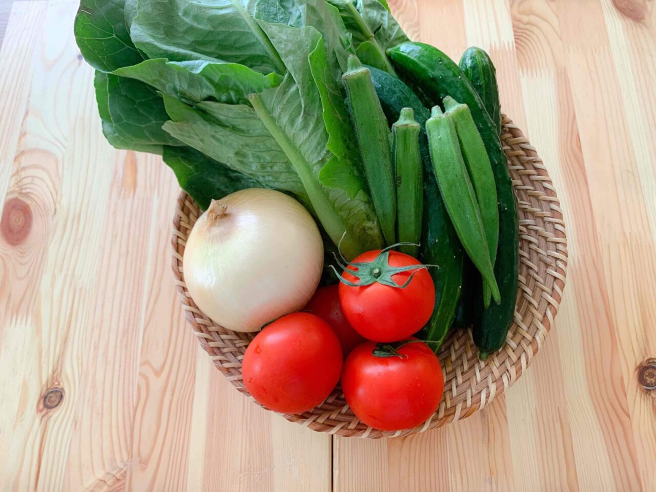 サラダに合う野菜、トマトおくら玉ねぎロメインレタス