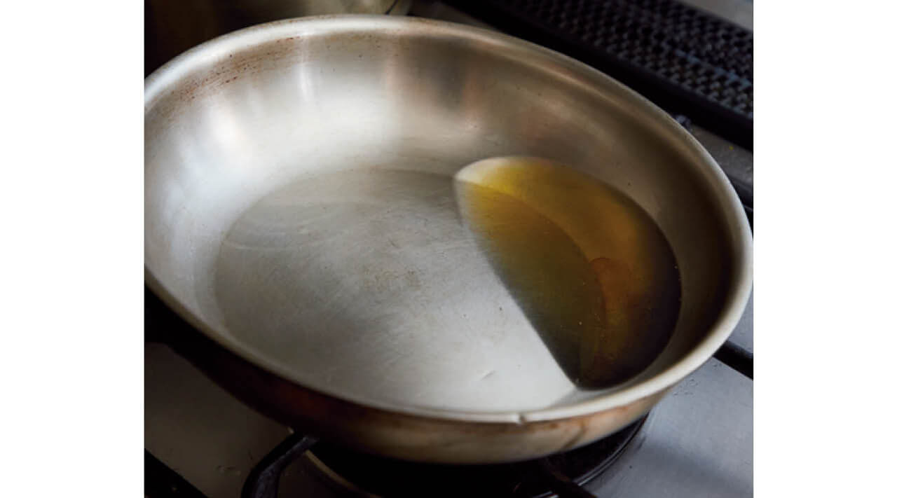 卵をふんわり仕上げるコツは、油を多めに使ってよく熱すること。卵液を一気に流し入れると、ふわっと火が入る