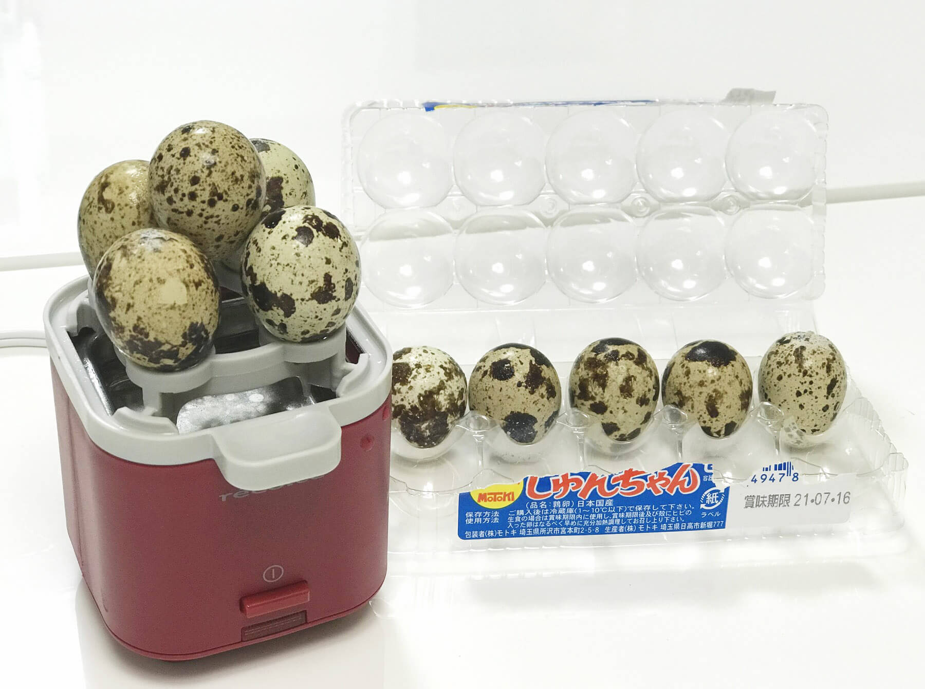 リバーシブルトレイをくるりとひっくり返すと、うずらの卵が一度に5個ゆでられます