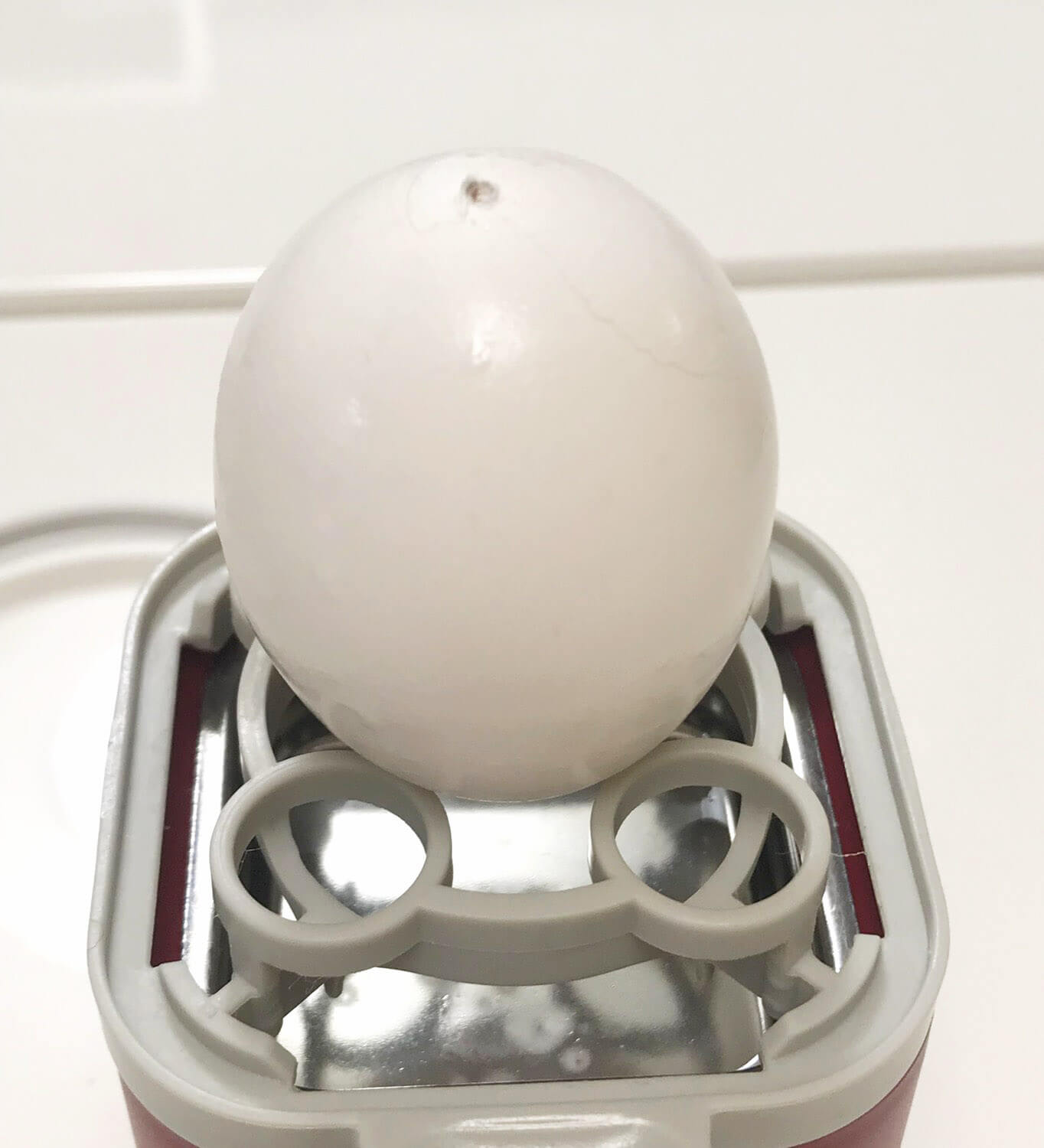 卵のおしり（ふくらみのある方）に穴あけピンで穴をあけ、こちらを上にしてセットします