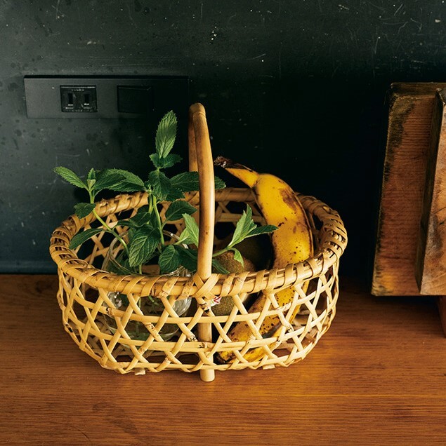 調理台には、ミントと果物を入れた根曲竹のかご