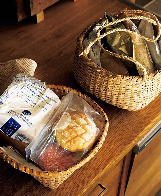 お茶類は取っ手がついた沖縄の竹のかごに入れ、パン類はイタヤ細工のかごにざっくり