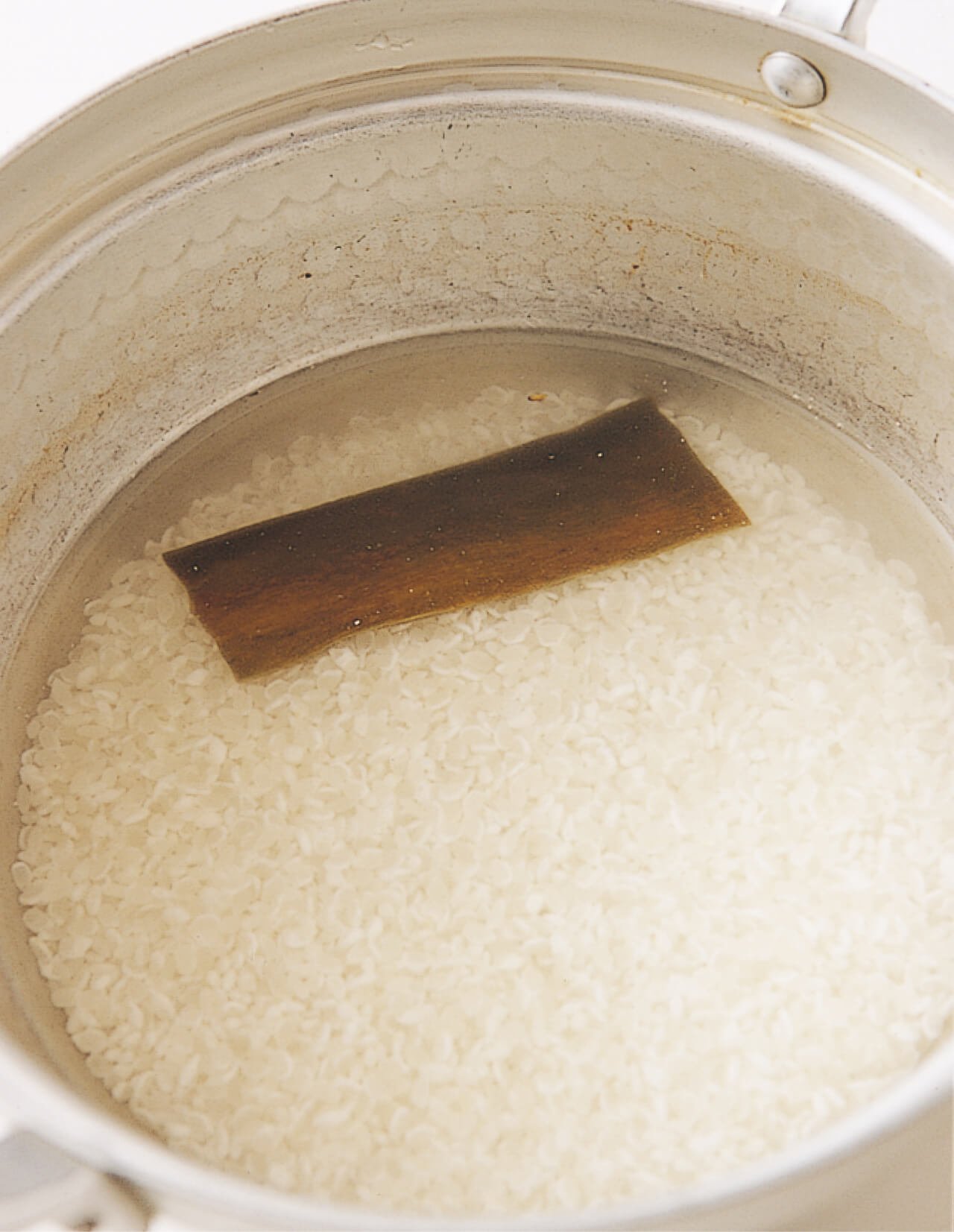 米はといで30分以上水に浸す。ザルに上げて水気を切り、水と昆布を入れて普通に炊く。