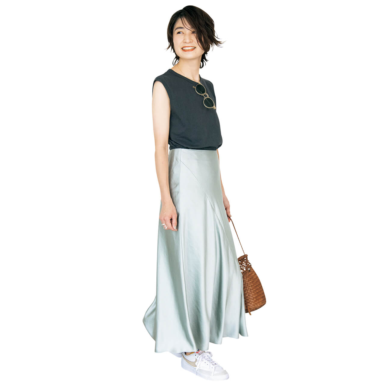 上村若菜さん TOPS: FilMelange SKIRT: THE NEWHOUSE BAG: Dragon SUNGLASSES: EYEVAN 7285