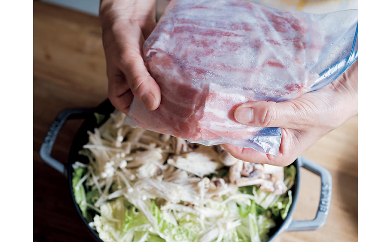 本多さんが冷凍庫に常備するのが豚バラ薄切り肉。「薄切り肉は火の通りも早く、広げて冷凍すると使う分だけ折れるので便利。冷凍きのこも常備しています」（本多理恵子さん）