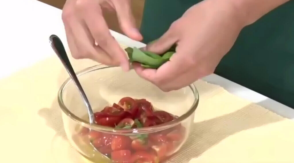 バジルとトマトのマリネ　作り方