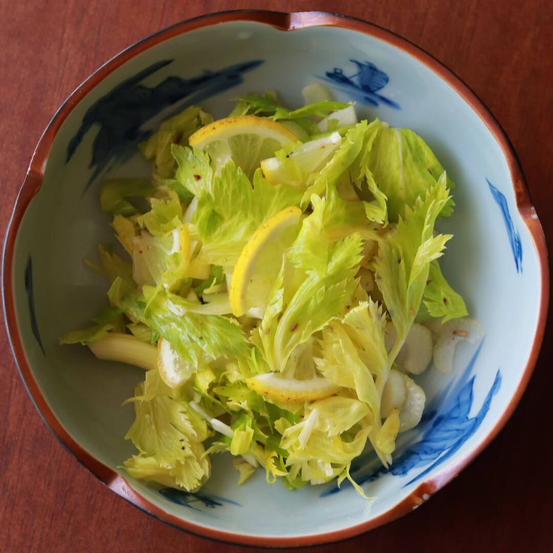 写真：川上ミホさんのレシピで作った「丸ごとセロリのレモンマリネ」