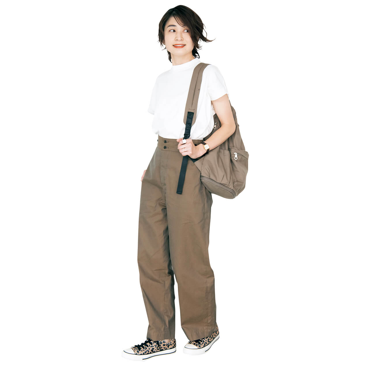 上村若菜さん T-SHIRT: Phlannel PANTS: Phlannel BAG: Greish