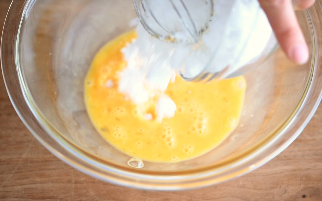 ボウルに卵を入れ解きほぐし、砂糖を加えて混ぜる。