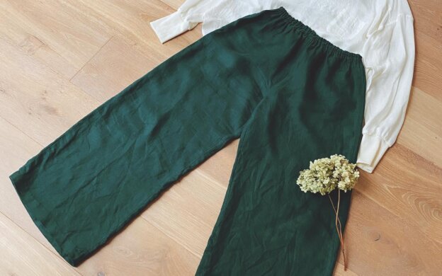 写真：手作りしたカラーリネンパンツと白いトップス