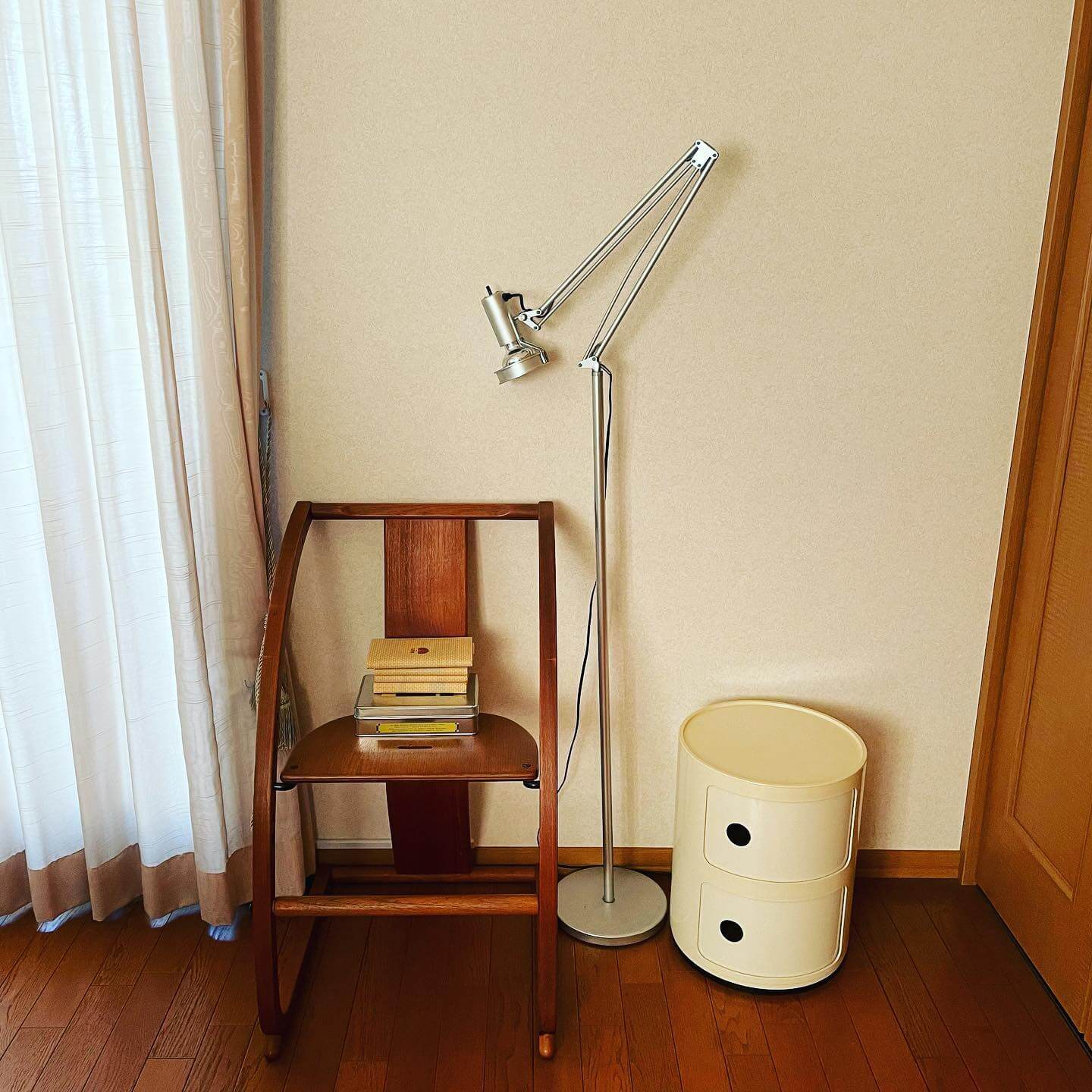 写真：イタリア「カルテル」光沢タイプのコンポニビリ、書斎の椅子とライトの傍に設置