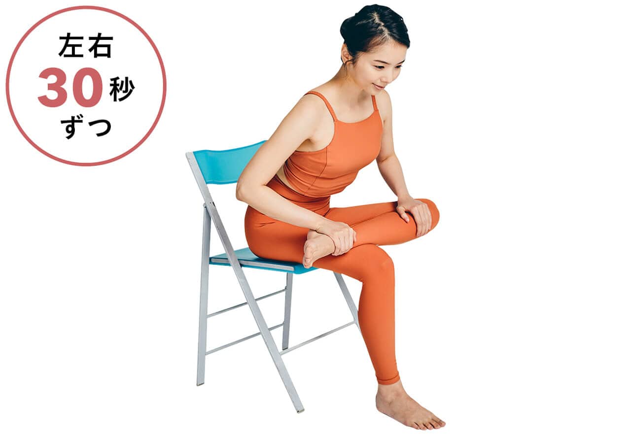 デスクワークの合間におしりほぐしストレッチ　左右30秒ずつ