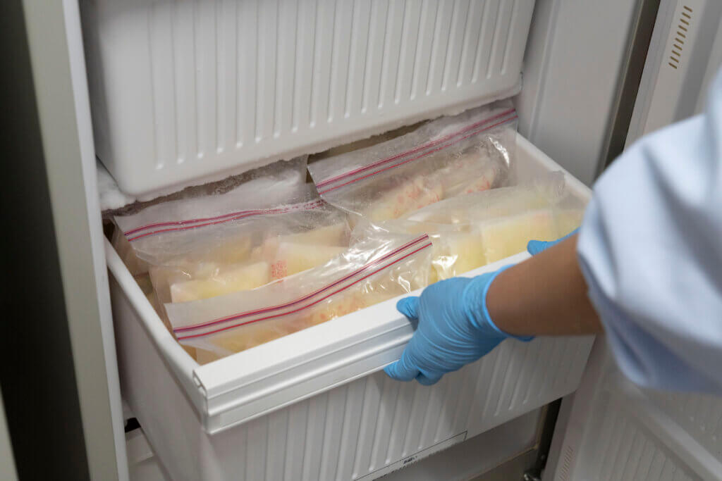 ドナーから寄付された冷凍母乳が入った冷凍庫（低温殺菌前）