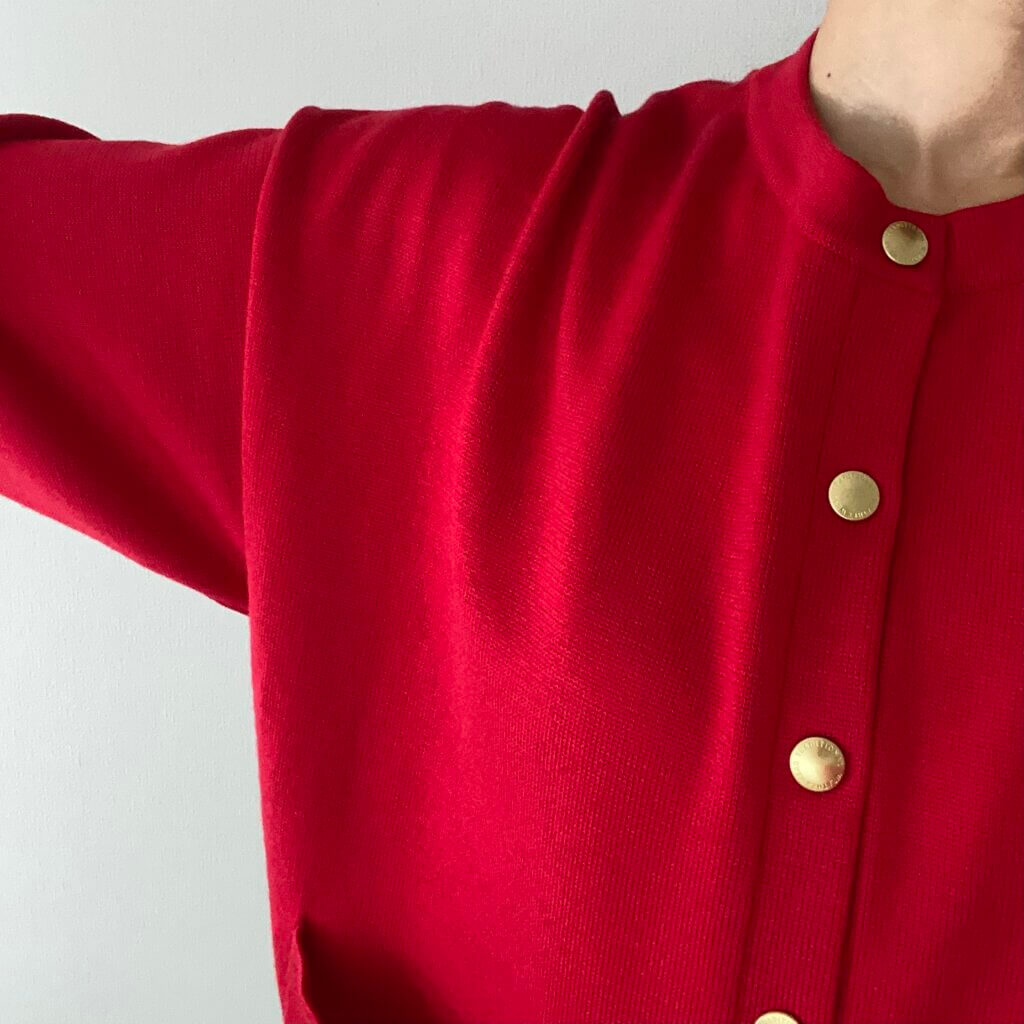 Traditional Weatherwearの真っ赤なカーディガン。 | LEE
