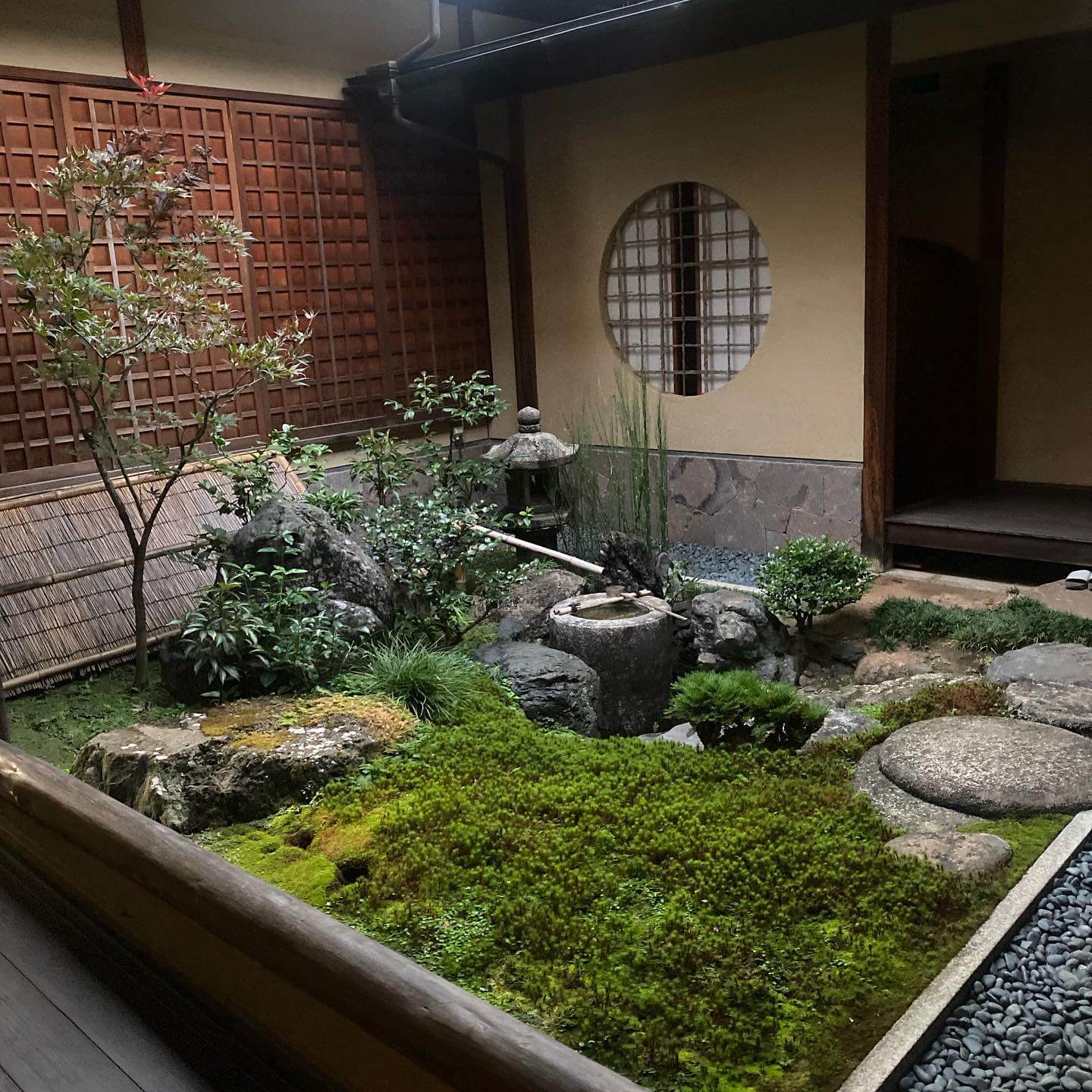 写真：会場となった、京都「誉田屋源兵衛」さんの伝統的な建物と蔵のギャラリー