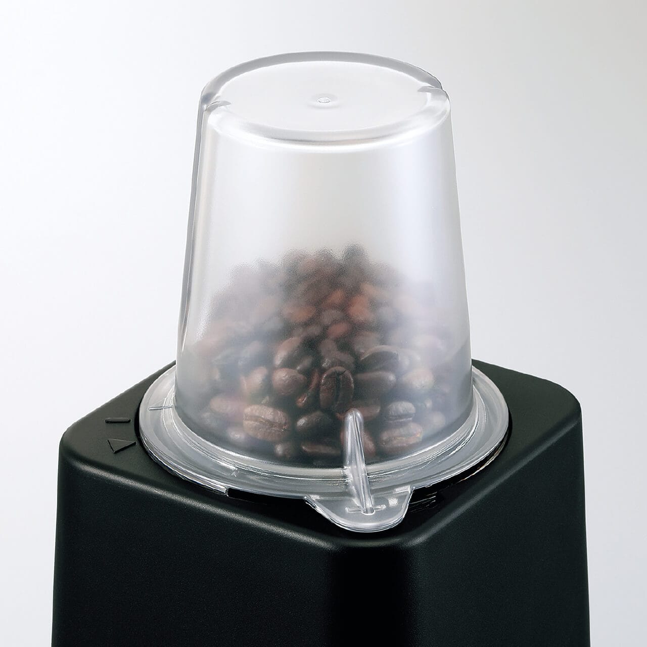 コーヒー豆を挽くときには、ガラス容器を外してミル容器に変更します