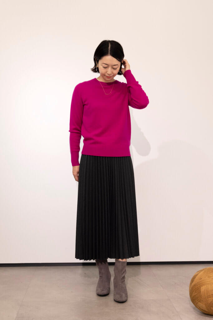 カシミヤクルーネックセーター（長袖）￥8990、 アコーディオンプリーツスカート（丈標準72～82㎝）¥2990、ストレッチショートブーツ￥3990
