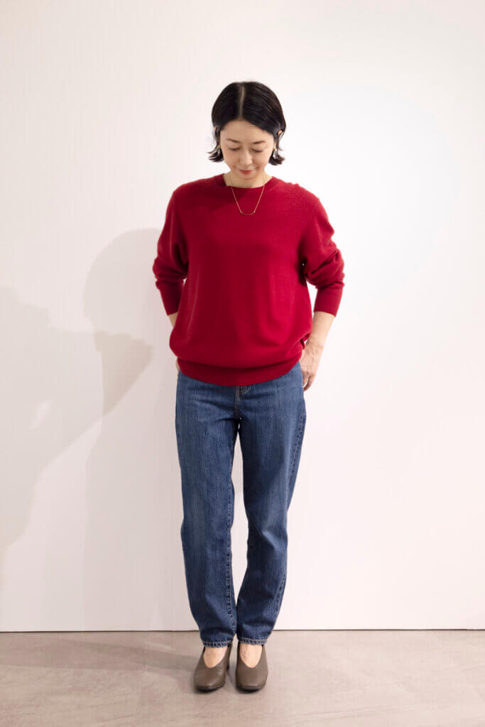 〈メンズ〉カシミヤクルーネックセーター（長袖）￥9990、ペグトップハイライトジーンズ（丈標準68㎝）¥3990、コンフィールタッチスクエアパンプス￥3990