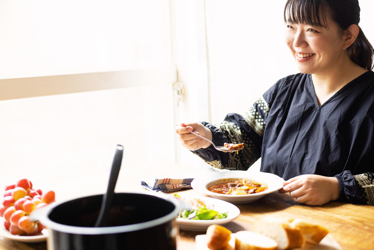 できあがったビーフシチューを食べた今井さん